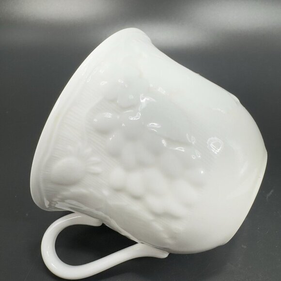 Wedgewood White Bone China Teacup Saucer Set Strawberry & Vine Pattern England - Picture 7 of 14